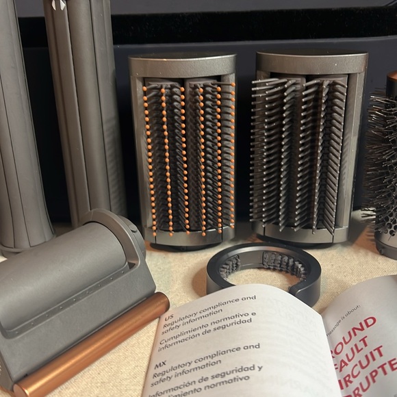 Dyson Airwrap Complete Styler Set – Nickel/Copper with Attachments & Case - Picture 4 of 7